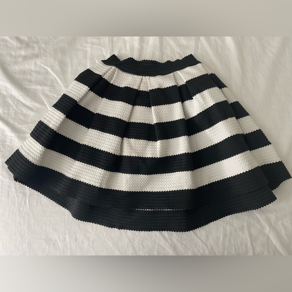 Active USA Black and White Striped Skirt size medium - Picture 3 of 3